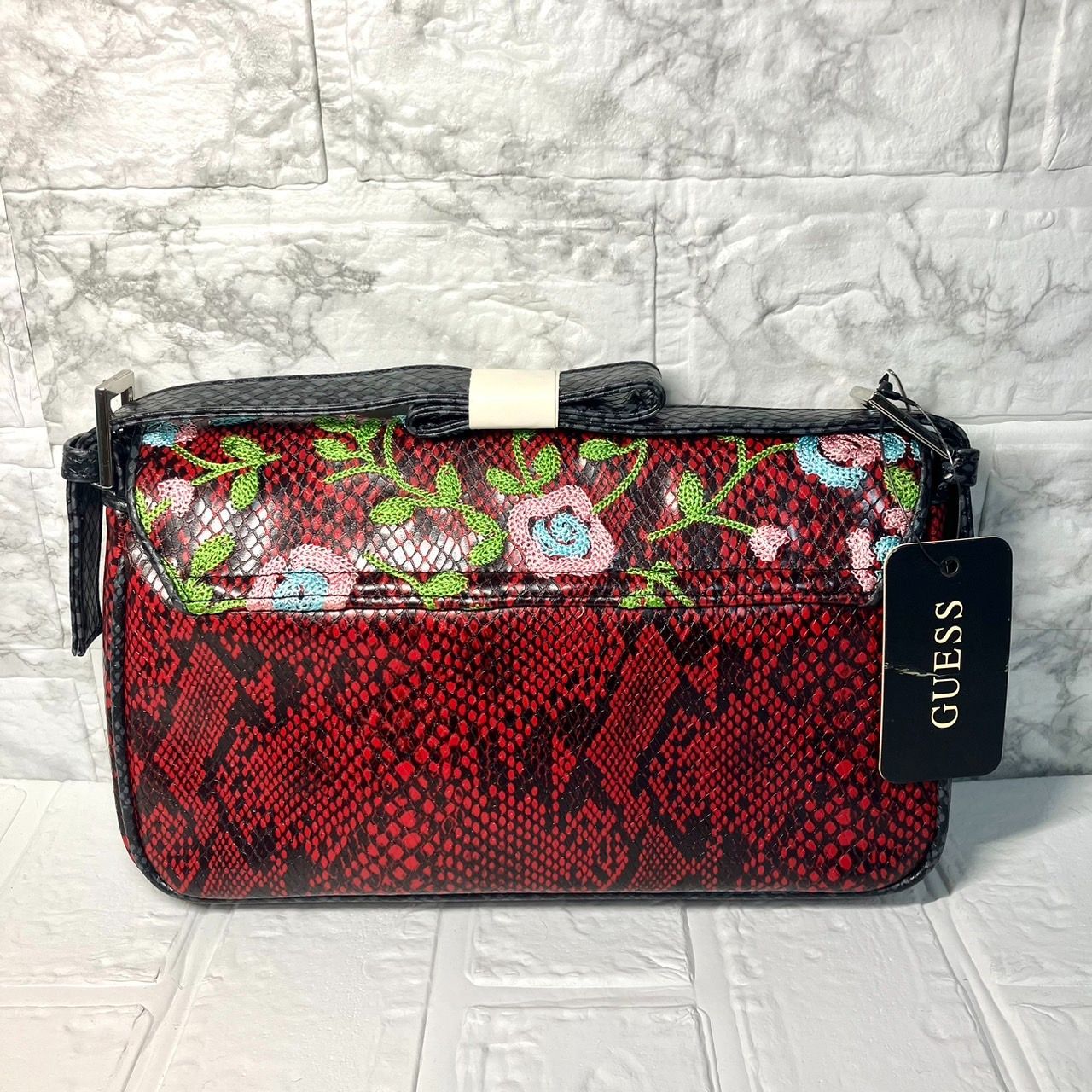 ✨【新品】GUESS ゲス ショルダーバッグ パイソン 花柄 レッド - メルカリ