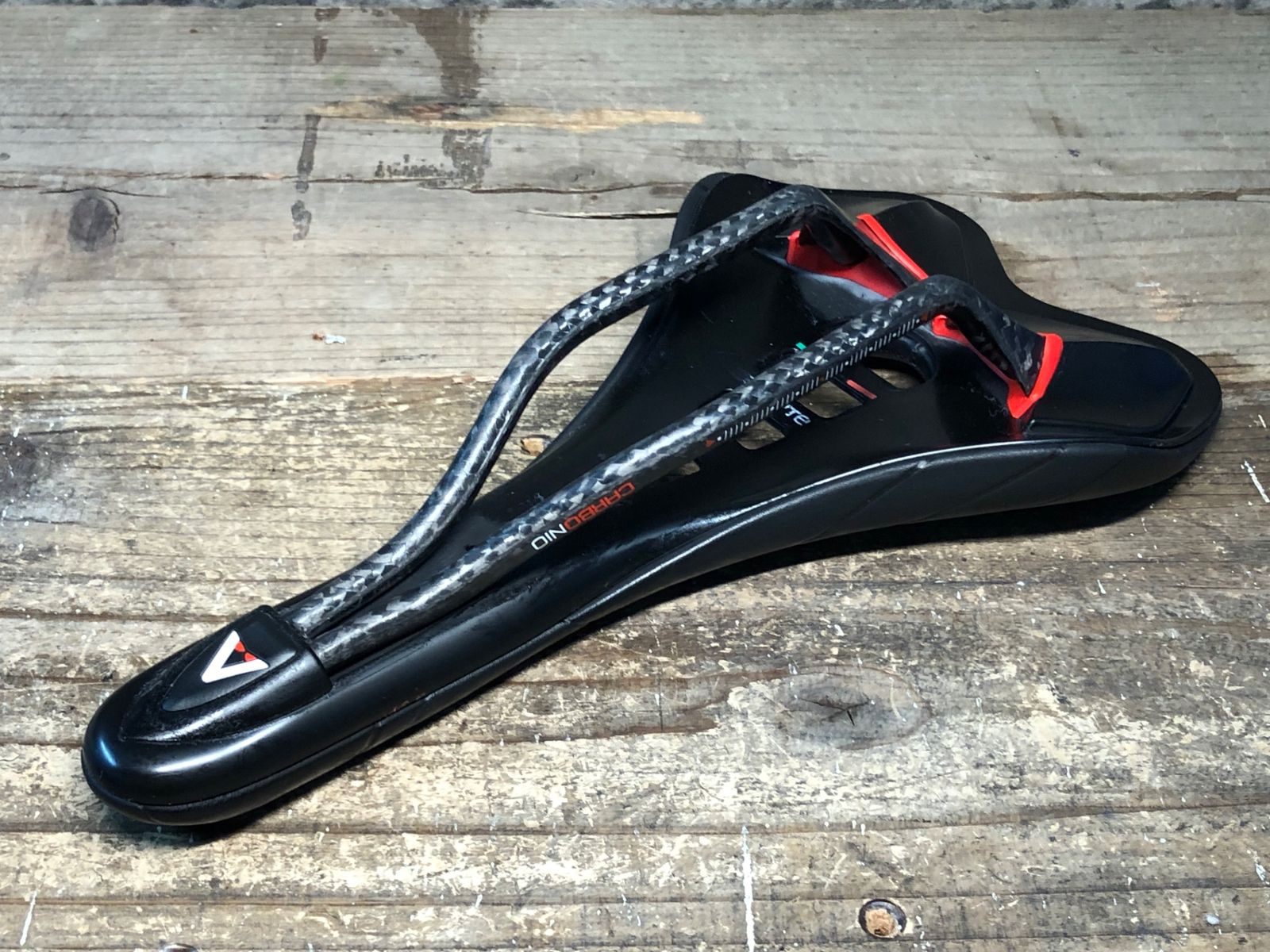 IS951 アスチュート ASTVTE SKY 3.0 サドル カーボンレール 黒赤