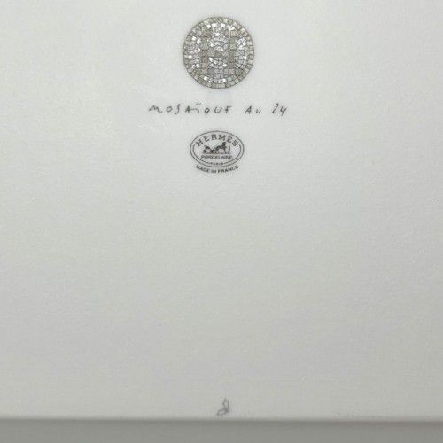 HERMES - 【新品同様】HERMES　エルメス　モザイク　24　No3　スクエアプレート　P035043P　陶器　プラチナシルバー　ホワイト　テーブルウェア　インテリア食器　西洋食器　四角　小皿　平皿　プレイト　ヴァンキャトル　プチカレ【中古】【76777】 HERMES - 【新品同様】HERMES エルメス モザイク 24 No3