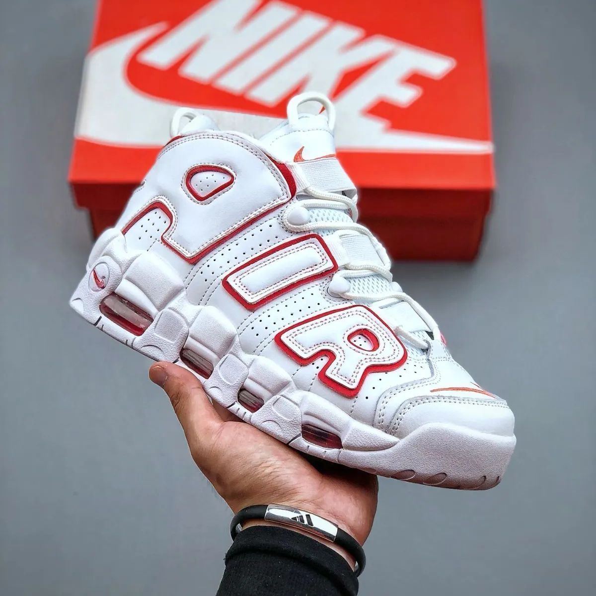 ナイキ スニーカー Nike Air More Uptempo Renowned Rhythm バスケットボールシューズ 白と赤