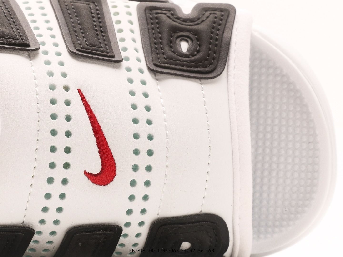 ナイキ エアモアアップテンポ スライド ホワイト アンド ブラック