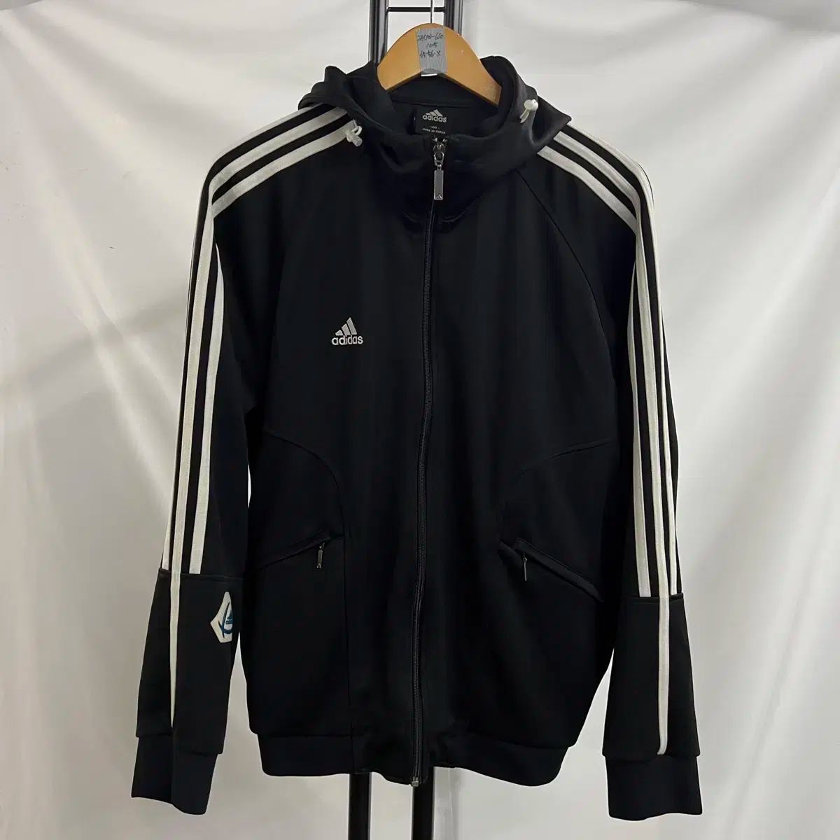 【雷市場（ポンジャン）商品韓国直送】 純正品/ 105 adidas(アディダス) 3本線 フーディー パーカー 黒 トラックトップス ジャージ ヨーロッパ