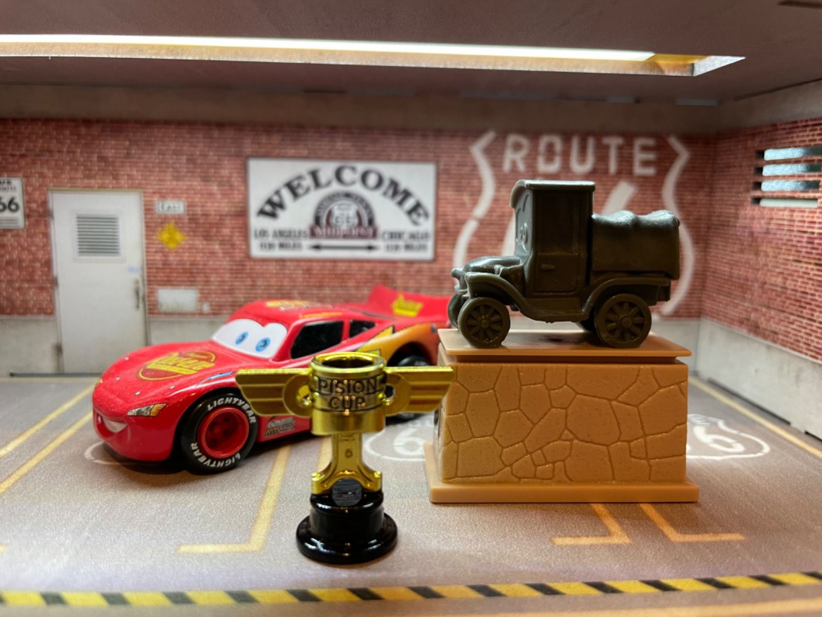 ディズニー カーズ トミカ ライトニング・マックィーン