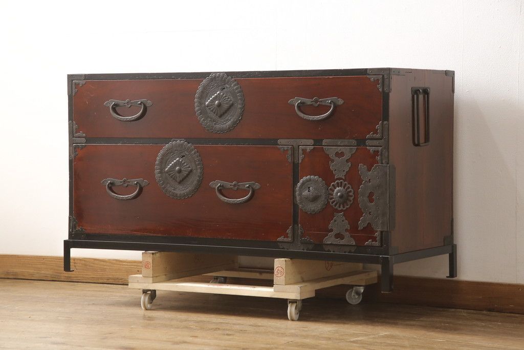 トレーダーヴィックス木彫り置物ひもでかべに飾るとカッコいいです。