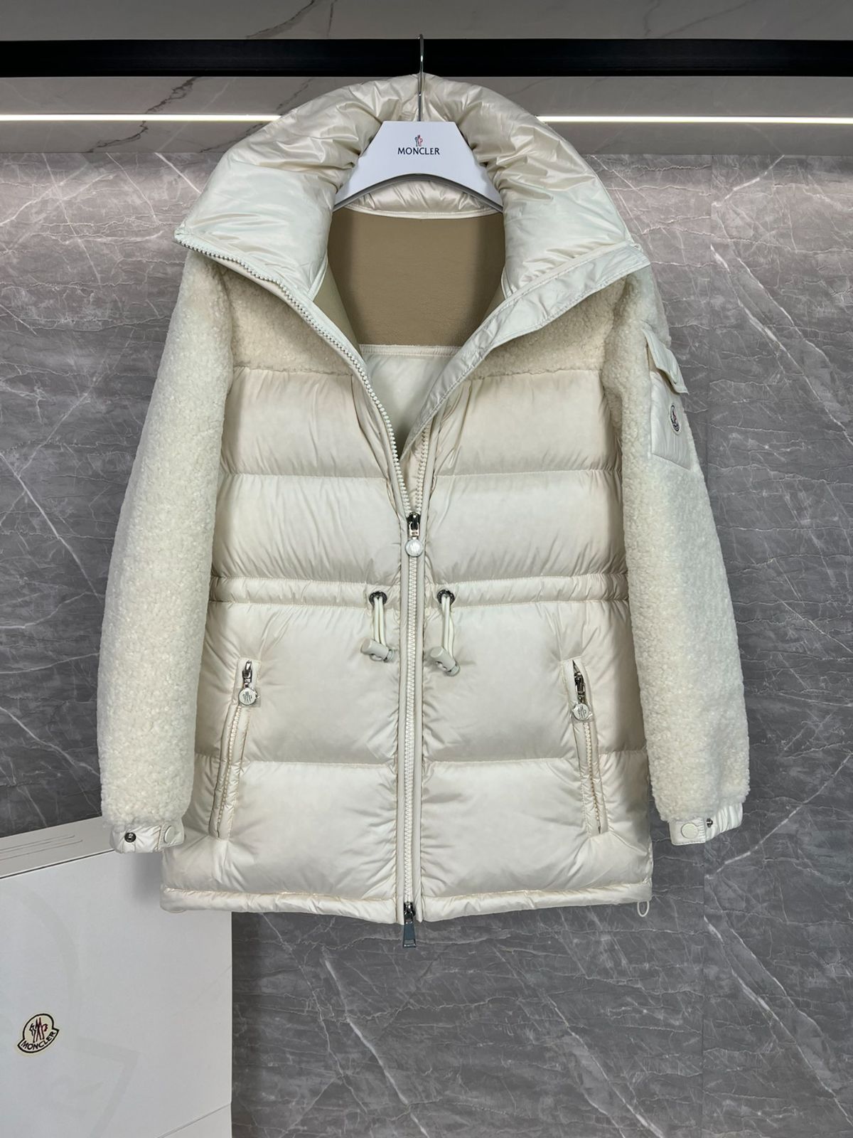 【超美品】MONCLER BERRE レディースショートダウン•ベージュ•正規品 超美品】MONCLER BERRE レディースショートダウン•ベージュ•正規品
