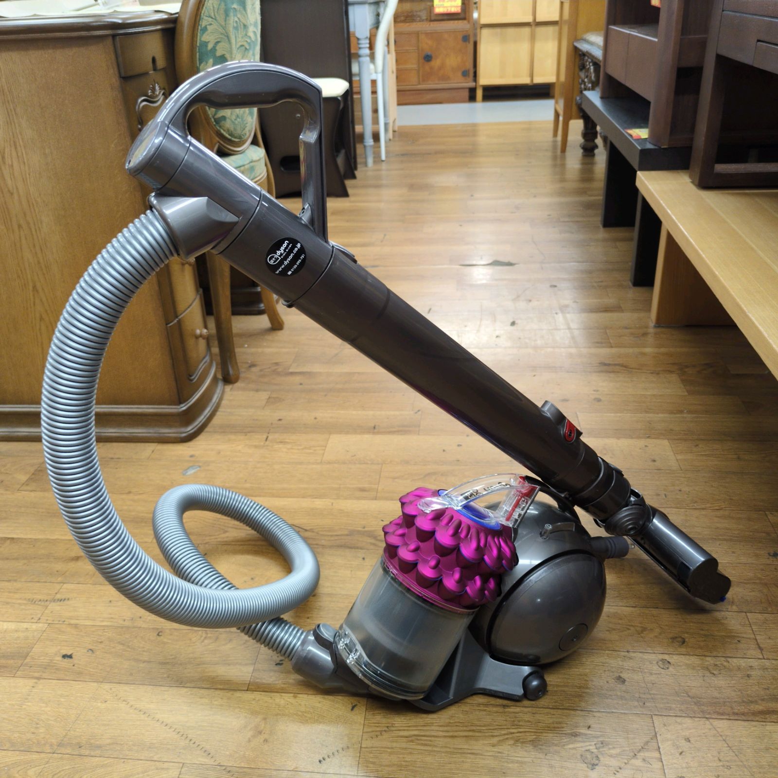 J236 ☆2016年製☆サイクロン掃除機☆dyson☆DC63