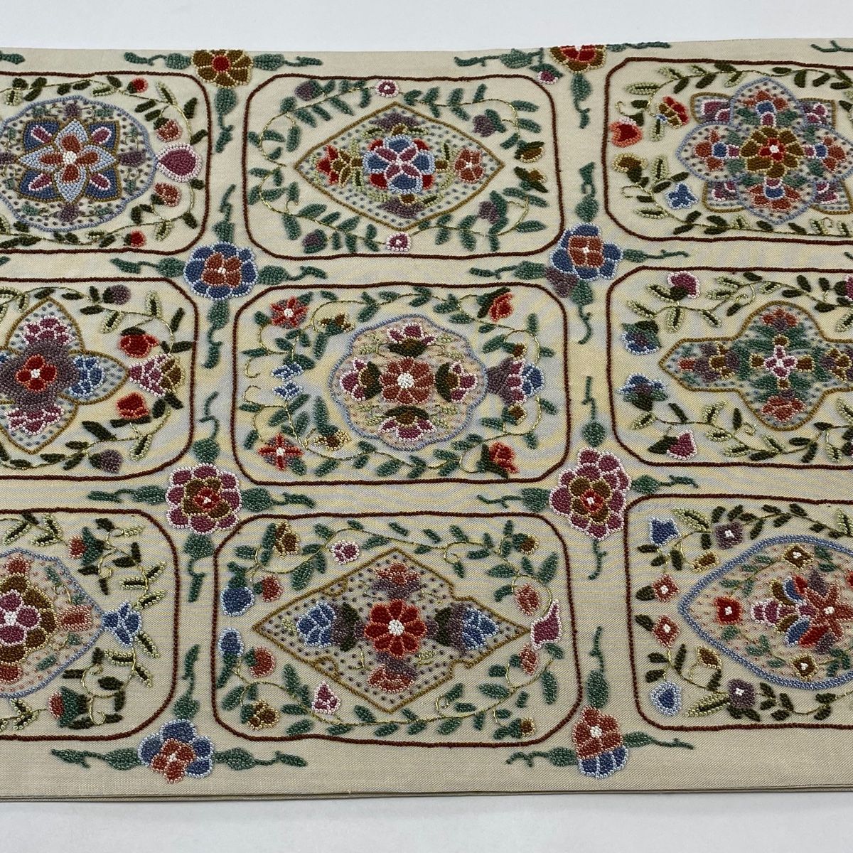 A41美品　袋帯　全通　刺繍　花　正絹 袋帯 逸品 草花 相良刺繍 金糸 ベージュ 六通 正絹 【中古