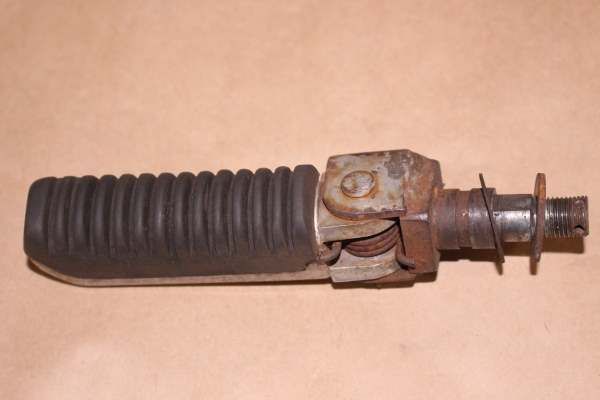 スズキ バンディット250 GJ74A ステップ左 S196-58