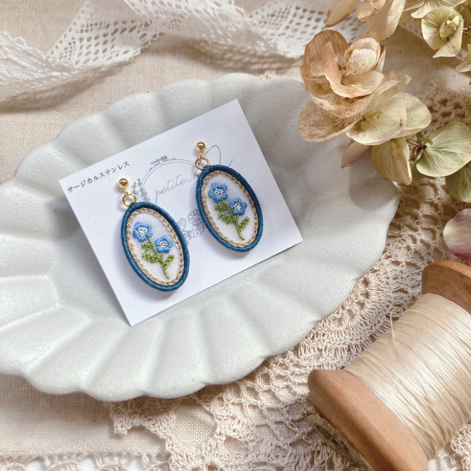 再販⚘5月の草花⚘ネモフィラの刺繍ピアス/イヤリング - メルカリ