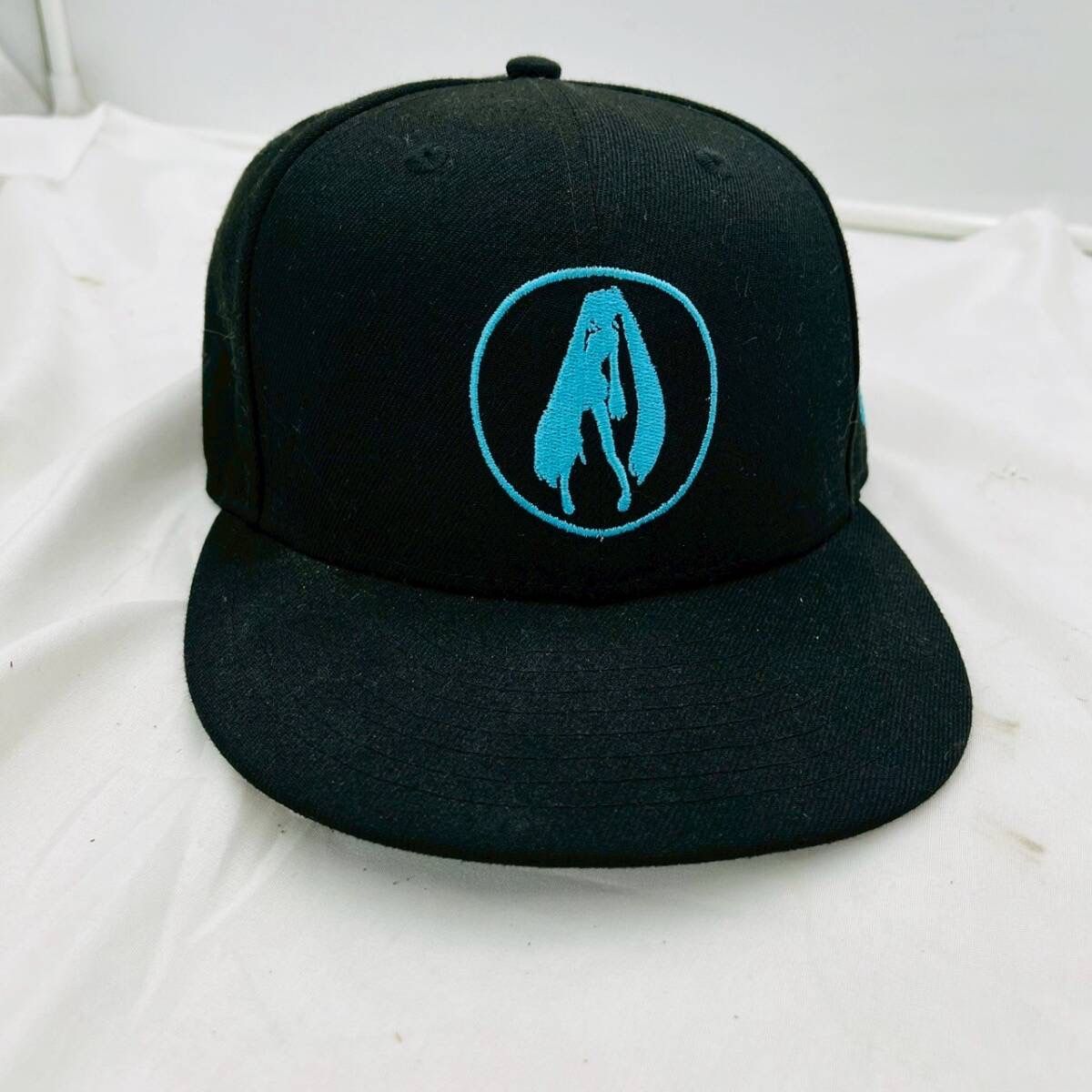 NEW ERA × 初音ミク コラボキャップ ブラック 刺繍ロゴ入り 帽子 MIKU HATSUNE