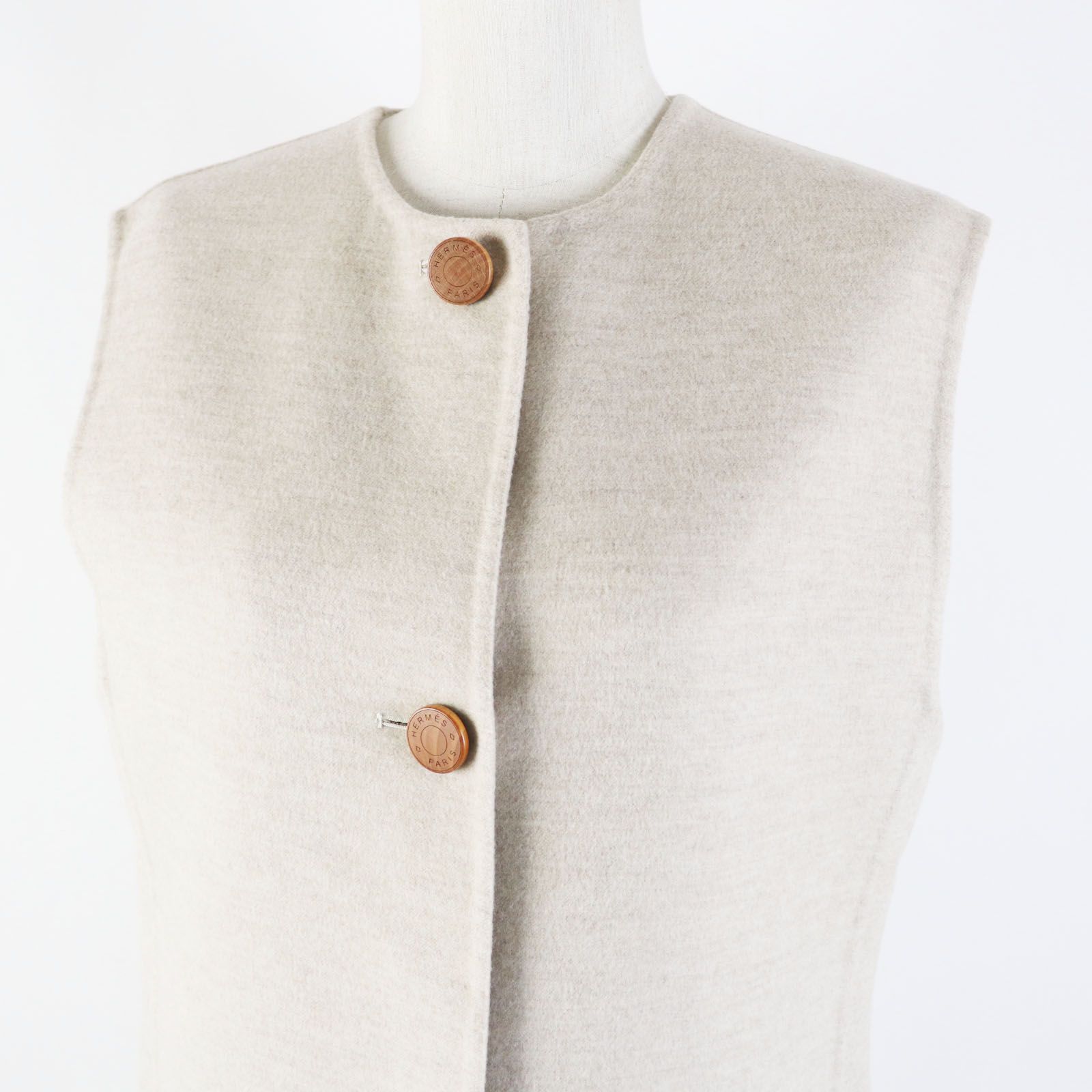 HERMES - 極美品◎HERMES エルメス 23AW 3H0191DB カシミヤ100％ セリエウッドボタン付き ロングジレ／ベスト ライトベージュ 38 フランス製 正規品 レディース 極美品◎HERMES エルメス 23AW 3H0191DB カシミヤ100％ セリエ