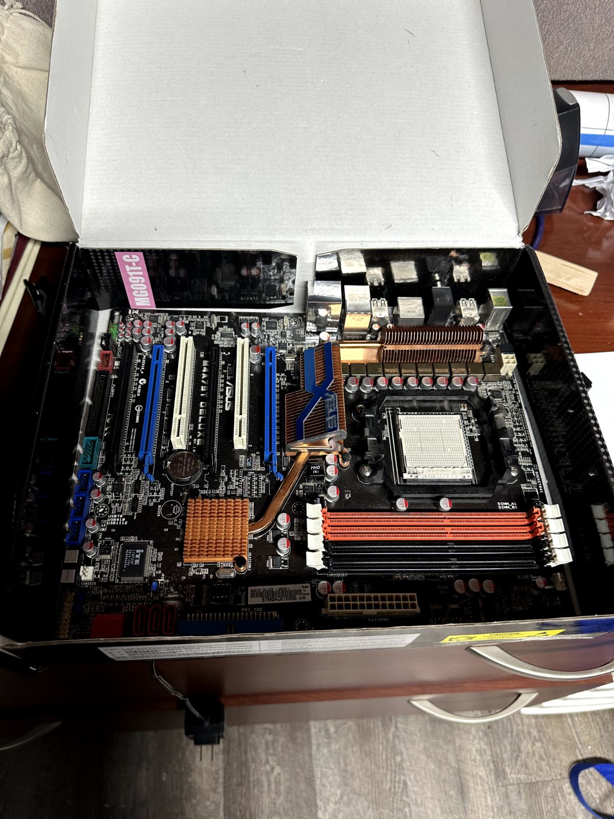 ASUS M4A79T デラックス AM3 DDR3 AMD 790FX ATX AMD マザーボード