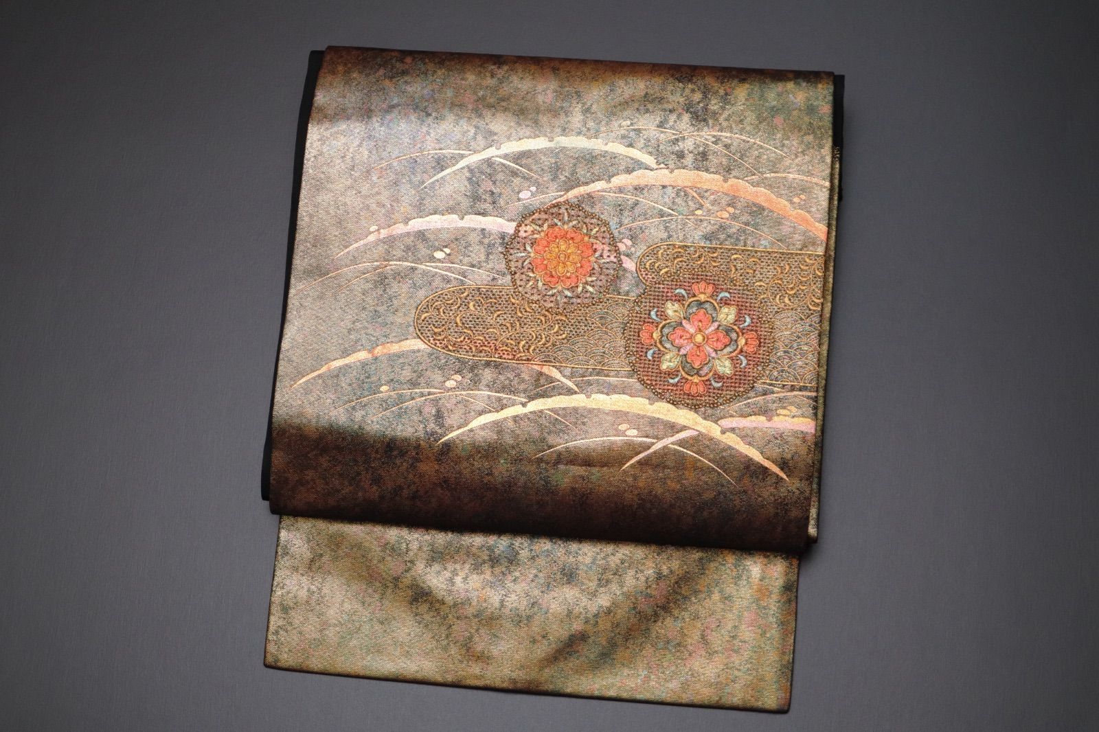 織名古屋帯 黒地箔露芝に刺繍江霞華紋