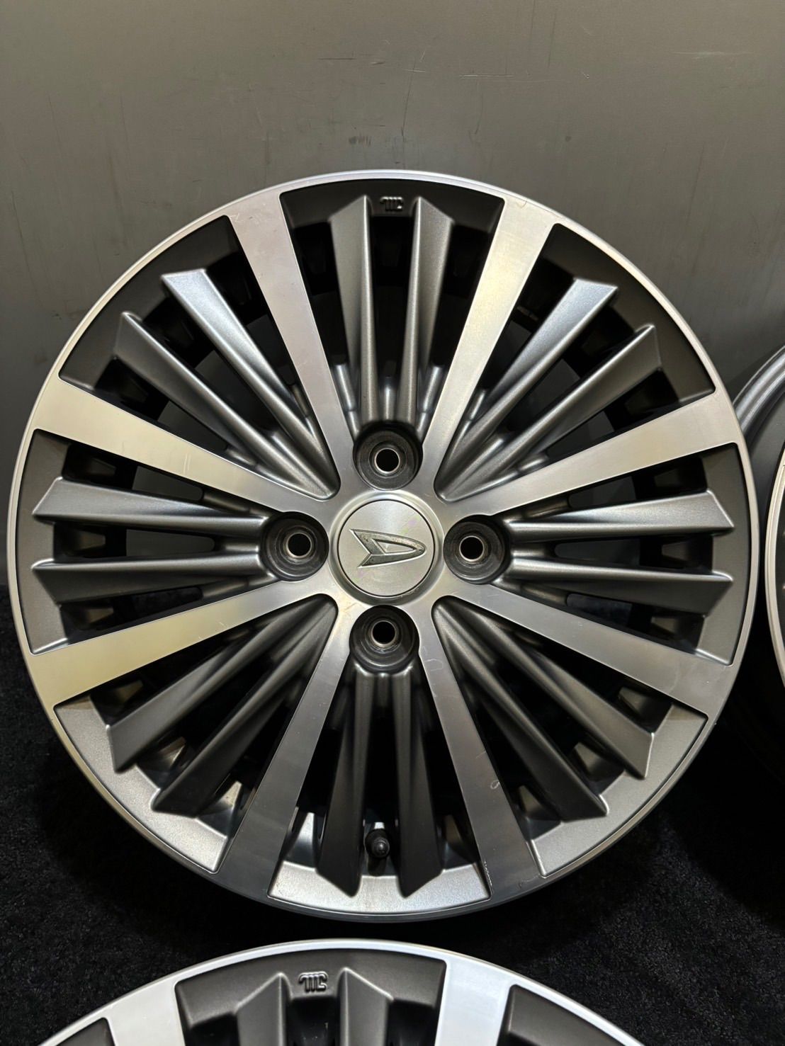 ダイハツ タフト 純正ホイール １５インチ 新車外し ２本 ナット付その① ダイハツ (XT)アルミホイール(15インチ・オフロードタイプ)1