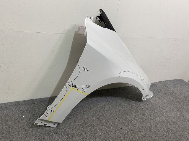 カローラ スポーツ 210系 NRE210 ZRE212 MZEA17 ZWE211 ZWE214 ZWE219 ZWE215 純正 右 フロントフェンダー ブラック×パール 144407