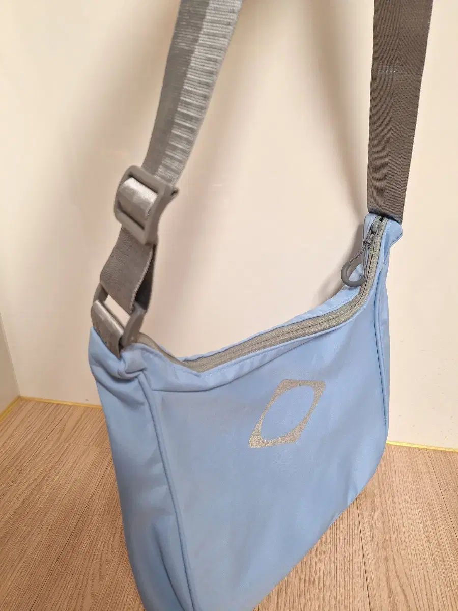 オークリー ミスチーフ クロスバック ブルー