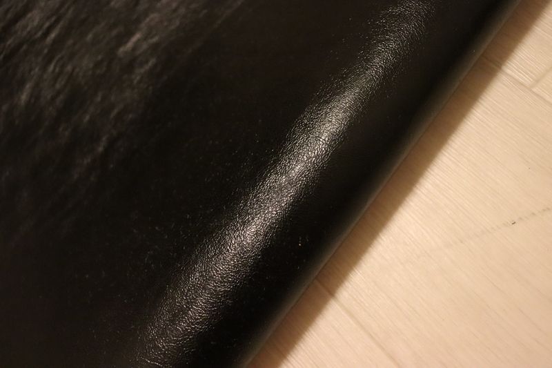 ブラック 180ds ヌメ革 牛革 イタリア レザー カゼイン仕上げ はぎれ 一枚革 レザークラフト 革 皮 本革 diy 生地 材料