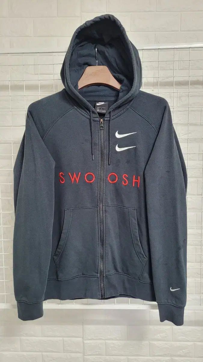L NIKE Nike(ナイキ） 海外モデル 黒 ビッグスウープリント ダブルスウッシュ フード付き ジップアップパーカー