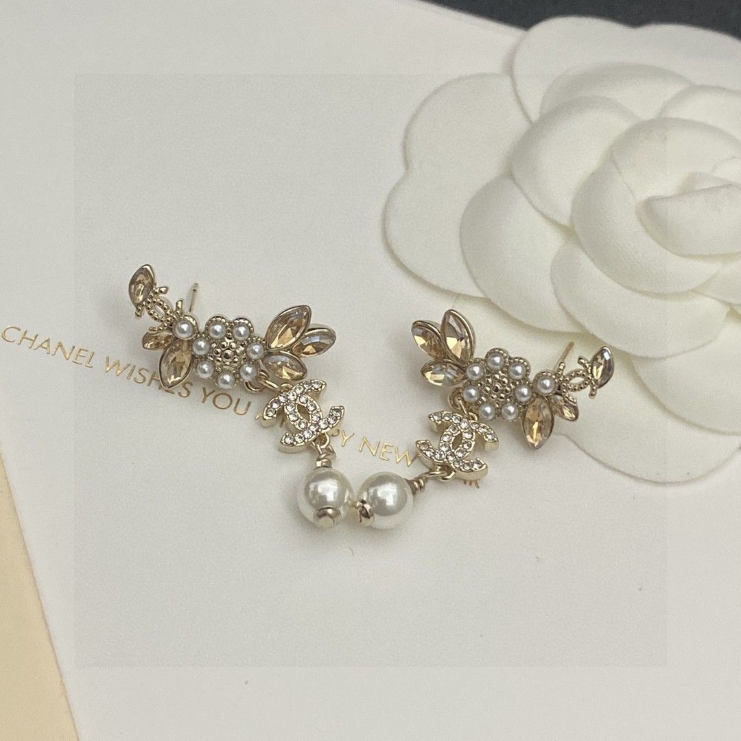 今日特価】Chanel 花柄 真珠 葉 クリスタル ピアス ダブル C