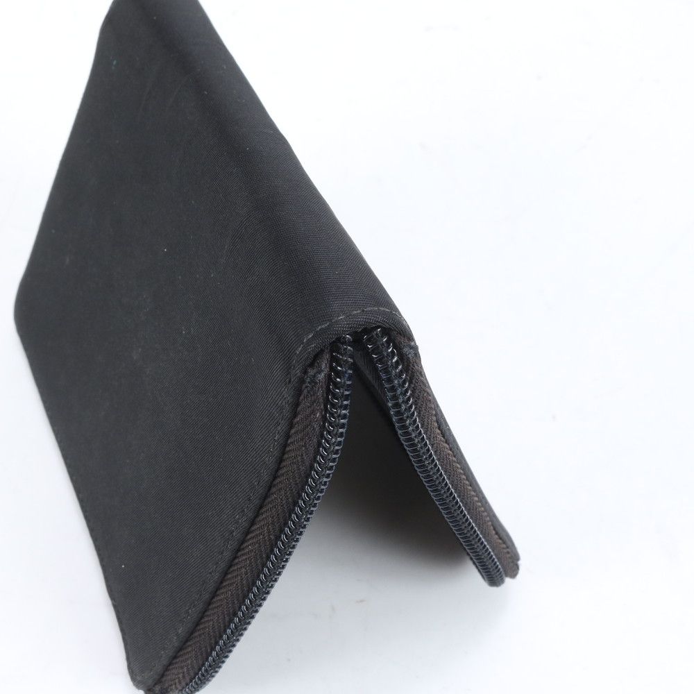 プラダ 三角ロゴ 二つ折り財布 テスートナイロン 黒ラウンドファスナー プラダ二つ折り財布テスートナイロン サフィ−ア−ノレザー三角ロゴ