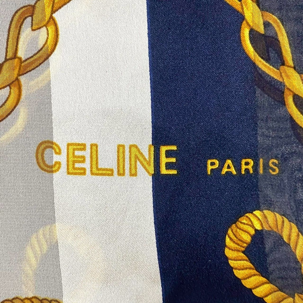 イタリア製　美品　CELINE シルク　スカーフ アイボリー ネイビー CELINE - CELINE シルク100% 大判スカーフ アイボリー、ネイビー