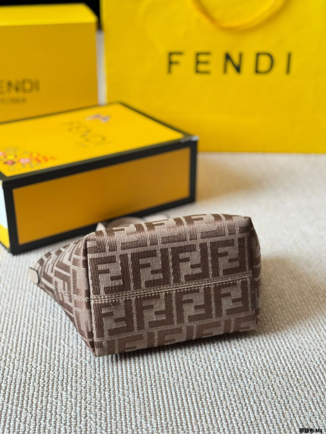 【FENDI】フェンディ ロール ミニ バッグ ロゴ 今日特価】Fendi Monogram Roll Mini Basket Bag フェンディ