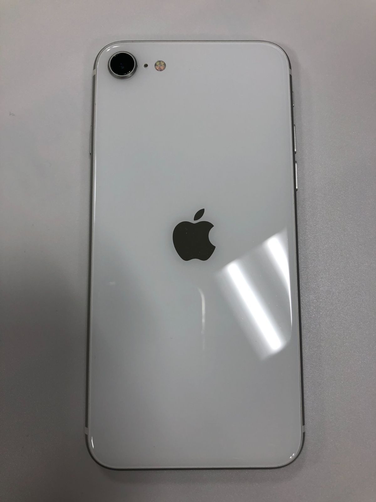 【中古】iPhone SE 第2世代 (SE2) 64GB ホワイト バッテリ85％ docomo 本体