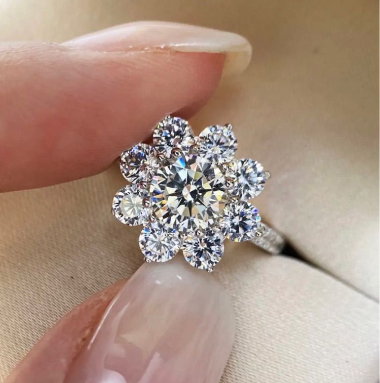 ピアス最高品質‼️モアサナイト✨サンフラワー 人工ダイヤモンド ピアス 0.5ct