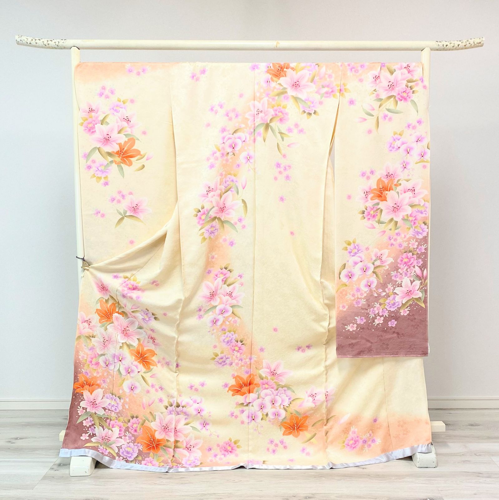 新品・一式セット】振袖 クリーム ニュアンスカラー 百合 欄 成人式 