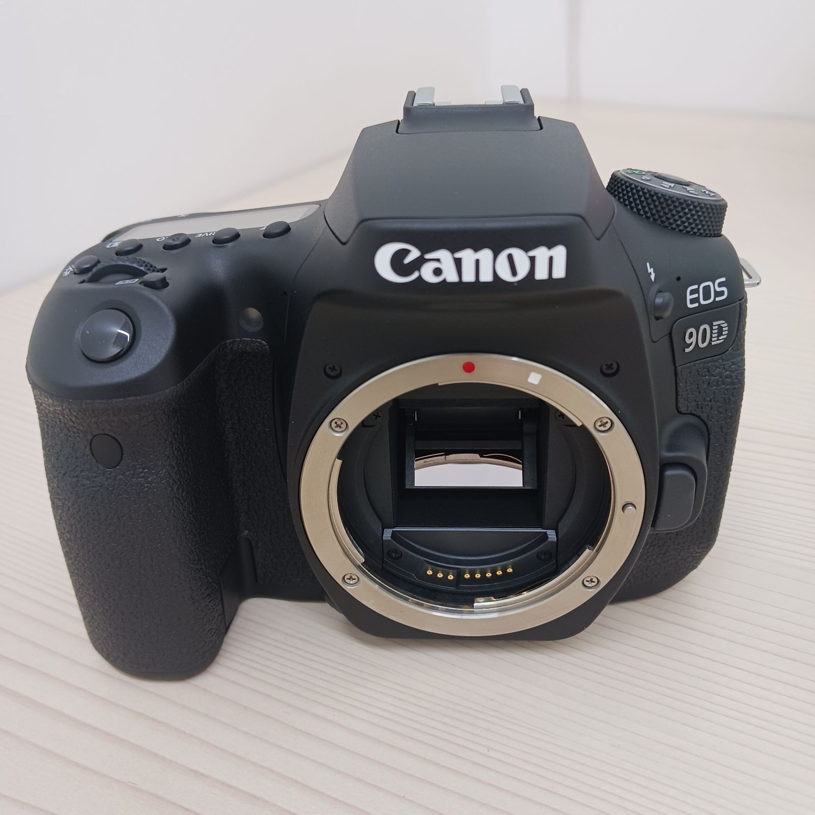 ほぼ新品】 Canon キヤノン EOS 90D EF-S 18-135mm IS USM レンズ