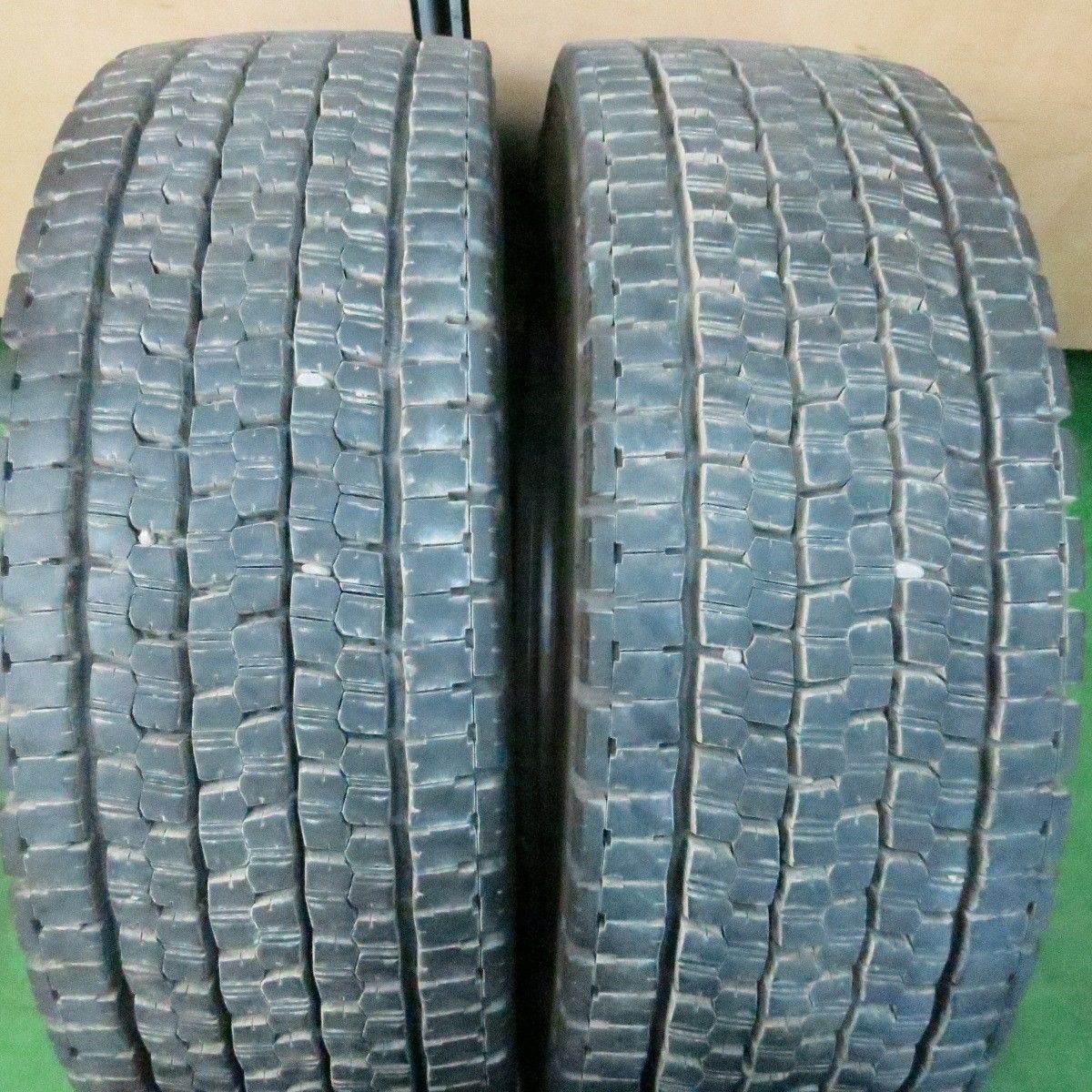 送料無料* バリ溝！23年！9.5分☆トラック タイヤ 245/70R19.5 136 