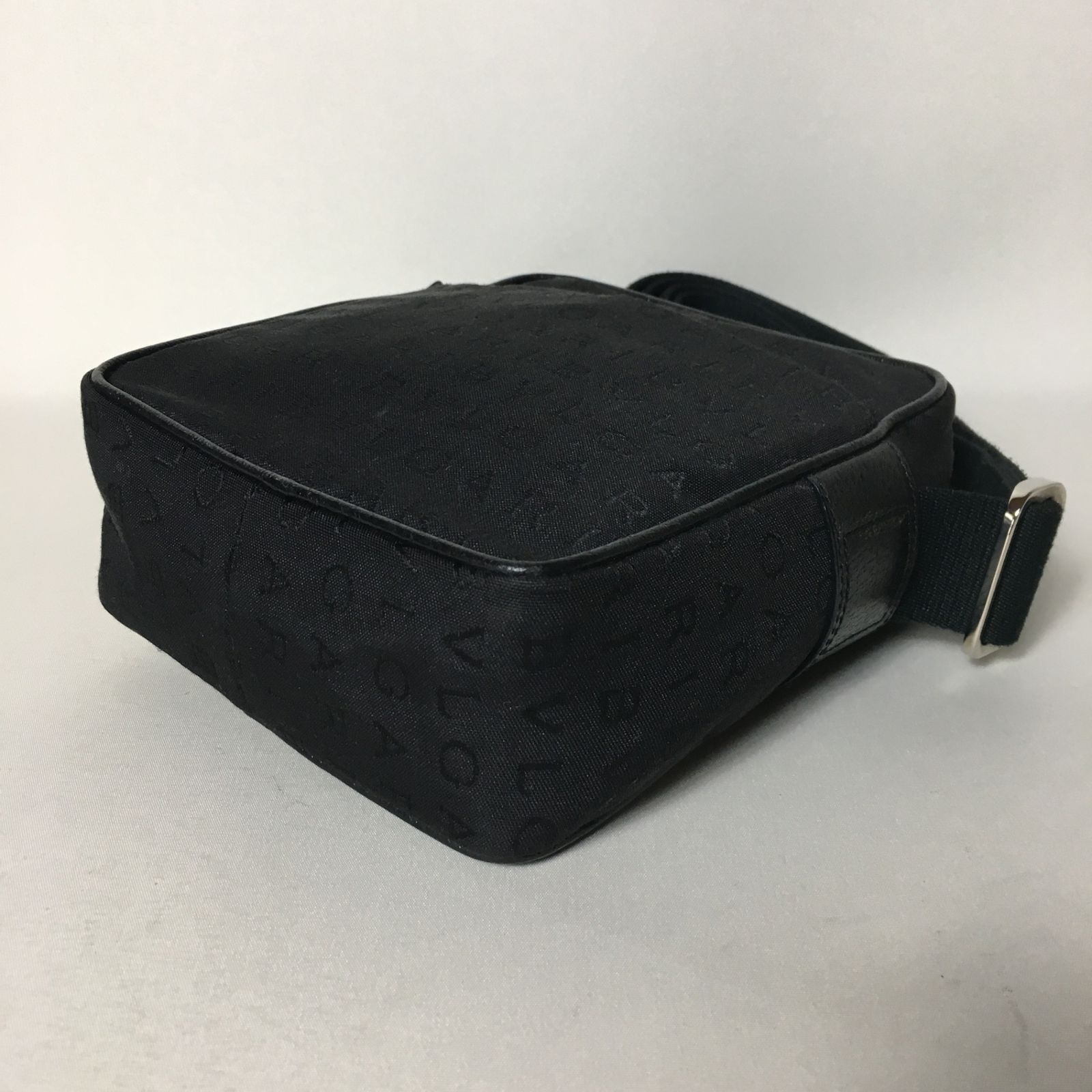 2506-111｜美品｜ブルガリ ショルダーバッグ ブラック ロゴマニア 2506-111｜美品｜ブルガリ ショルダーバッグ ブラック ロゴ