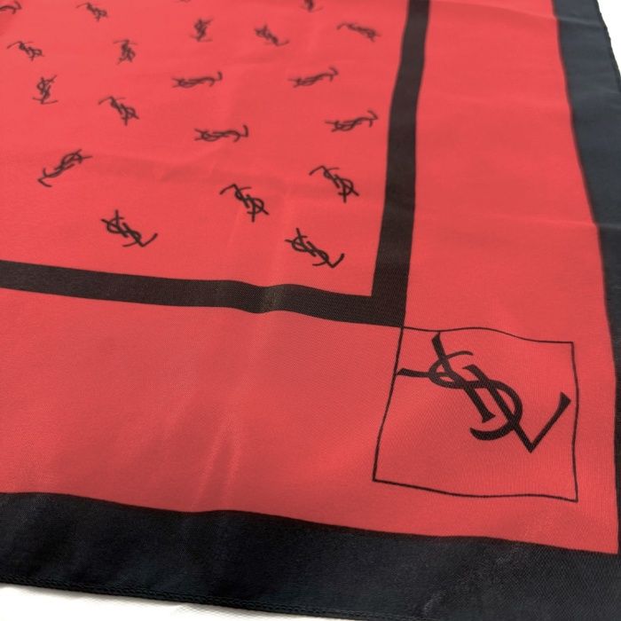 美品　イヴサンローラン　スカーフ　光沢　レッド　　ロゴマーク　総柄 イヴサンローラン Yves Saint Laurent スカーフ 大判 ロゴ柄