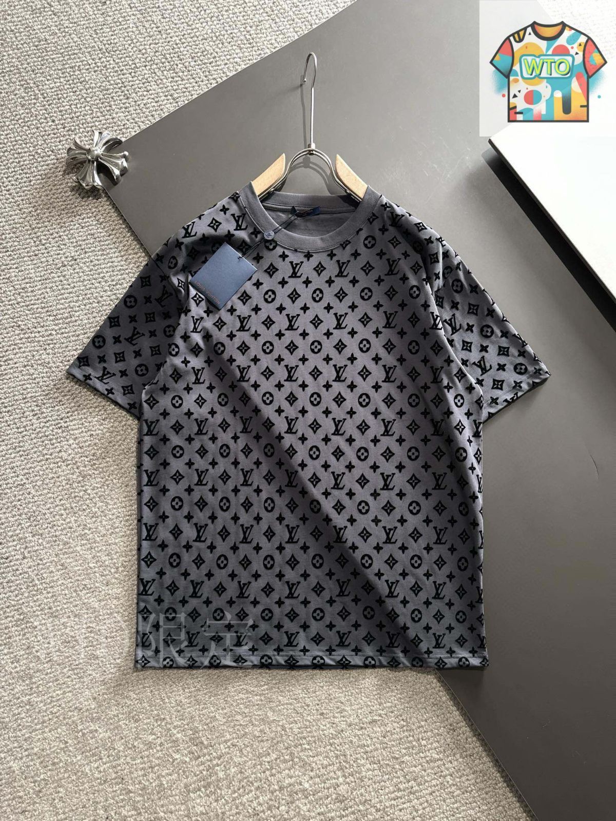 Louis Vuitton【新作】可愛らしい 半袖 Tシャツ 肉球 グレー エンブロイダードシグネチャーコットンTシャツ ｜ルイ・ヴィトン