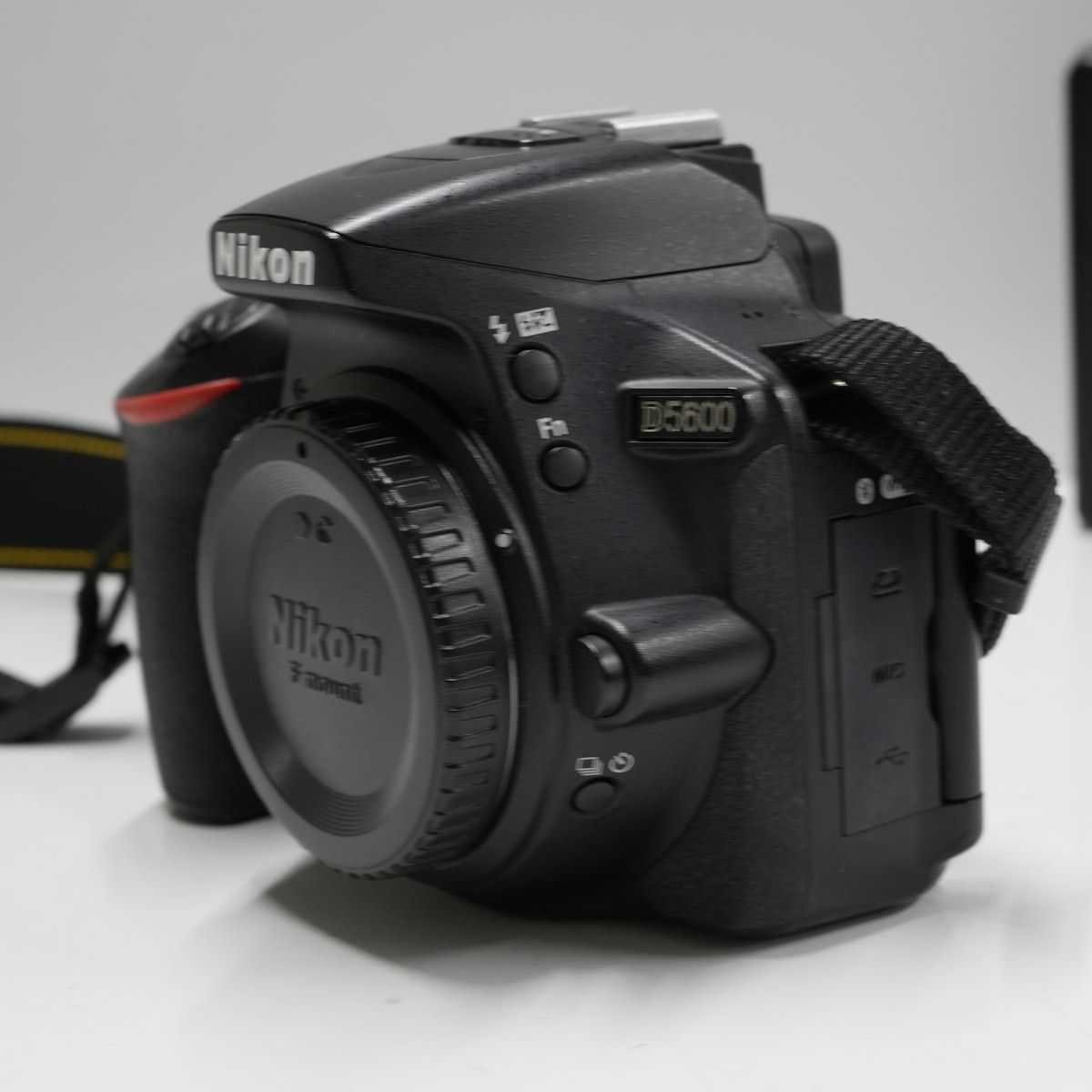 Nikon D5600 ボディ USED超美品 デジタル一眼レフカメラ APS-C Wi-Fi  