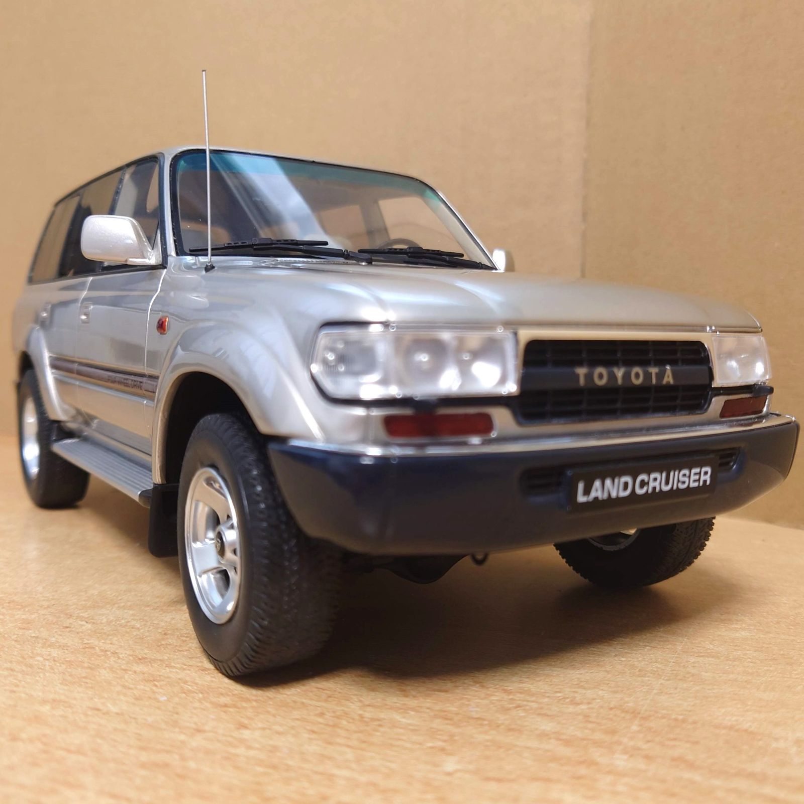 1/18 トヨタ ランドクルーザー HDJ80 1992 (ベージュ) 限定生産 1/18 トヨタ ランドクルーザー HDJ80 1992 (ベージュ) 世界限定