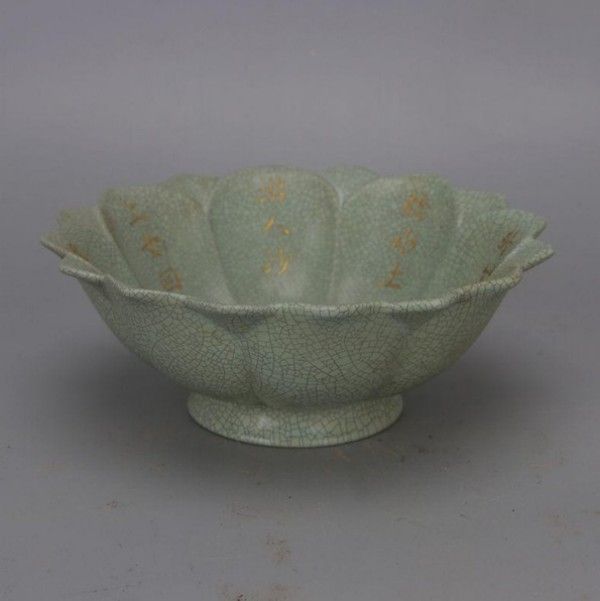 宋汝窯清涼寺徽宗花口賞盤 景徳鎮 陶磁器 装飾品 現代工芸品 美術品 置物 清雍正蒔金琺瑯彩花鳥花口瓶 景徳鎮 陶磁器 装飾品 現代工芸品