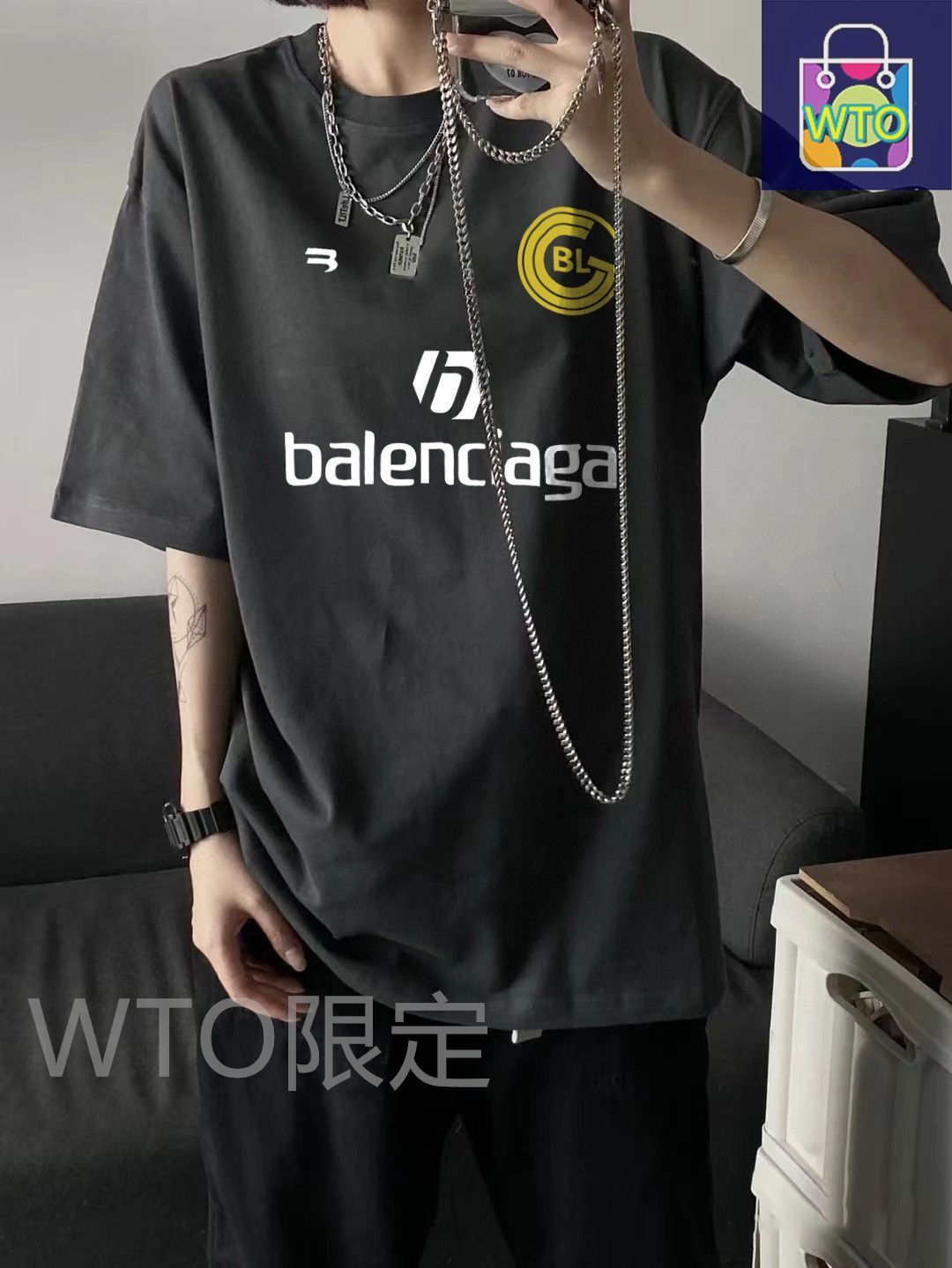 大きな字母ロゴプリントが目を引き