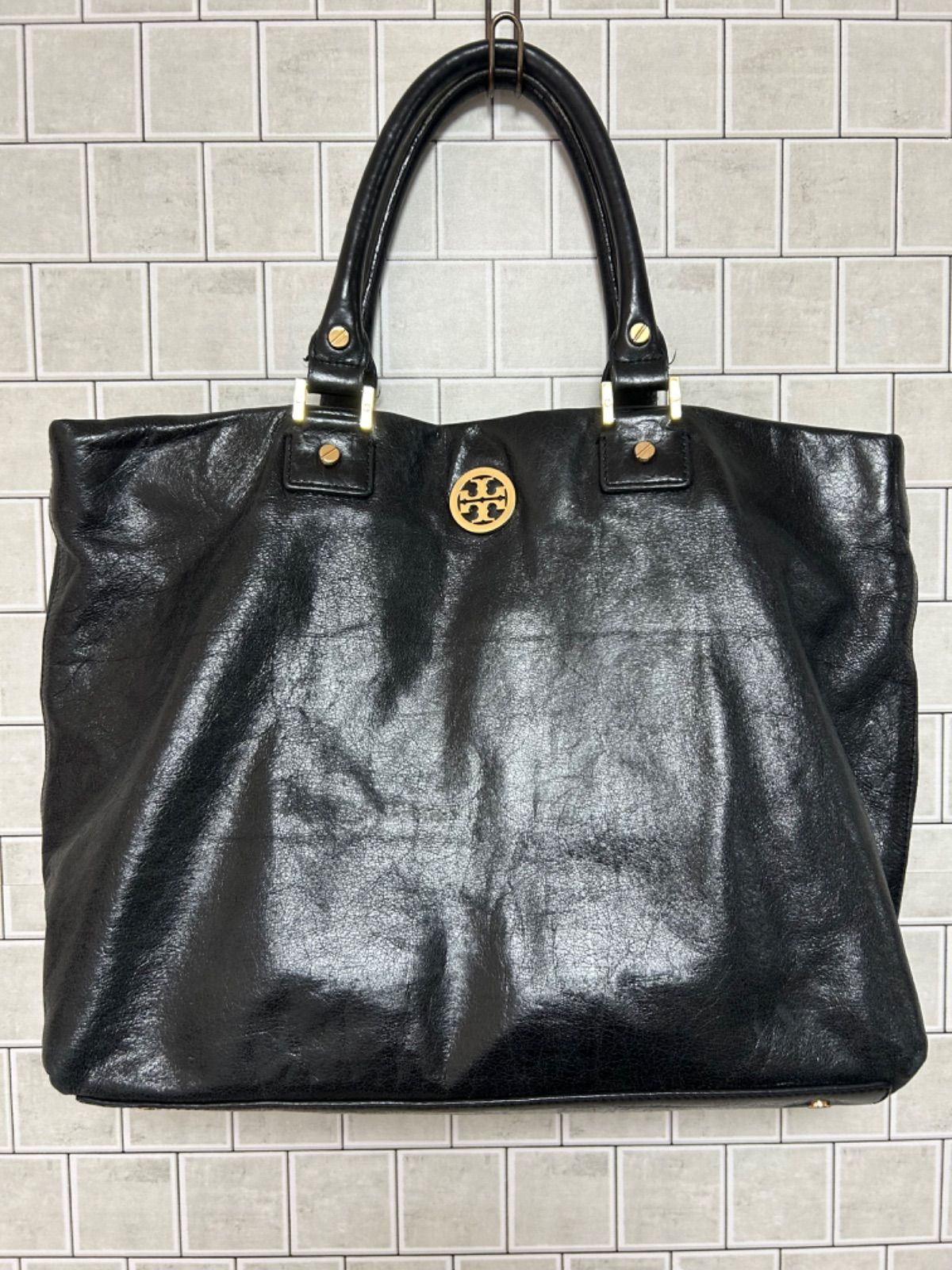 トリーバーチ　TORY BURCH  バッグ　ブラック　レザー　ロゴ　シワ加工