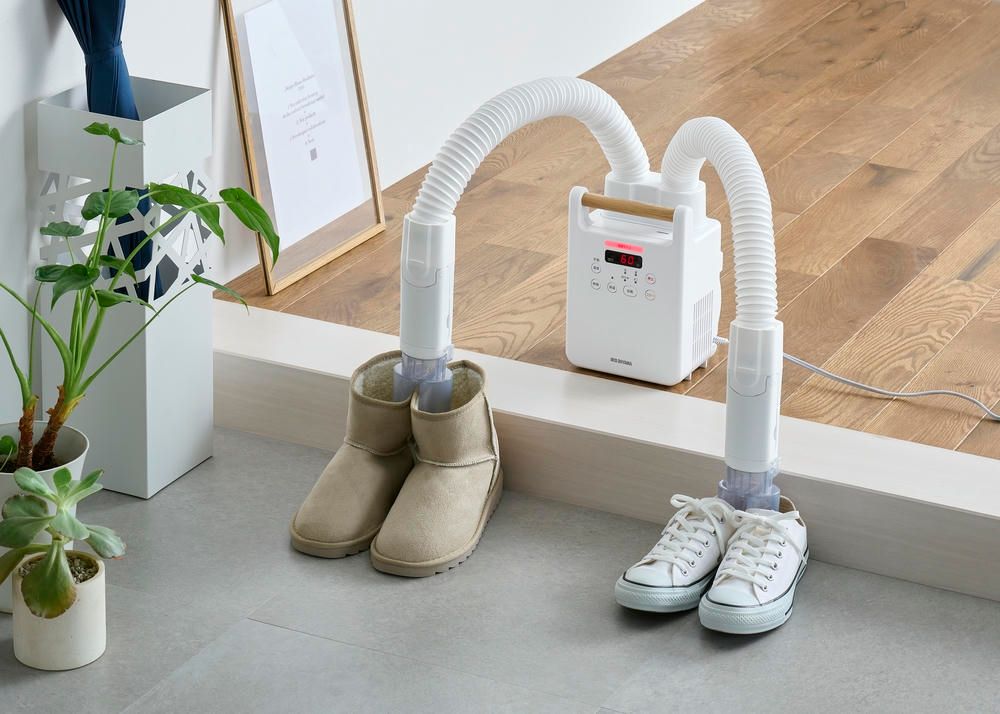 アイリスオーヤマ 布団乾燥機 ふとん乾燥機 布団2組 靴2組対応 ダニ退治 カラリエ 温風機能 マット不要 木目調 ツインノズル 靴乾燥 メーカー保証付き ホワイト IRIS OHYAMA FK-W2-W WWW_KANDAIZUMI_COM