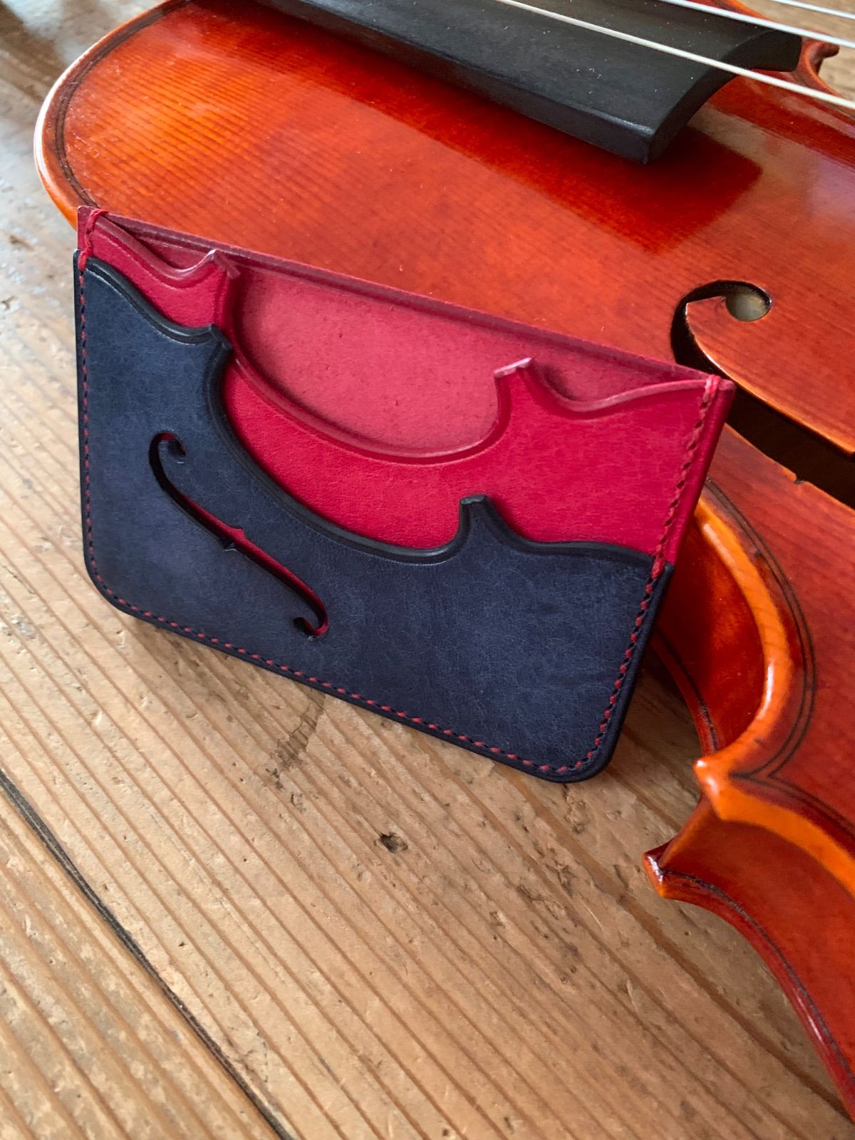 手縫いで創った革のパスケース