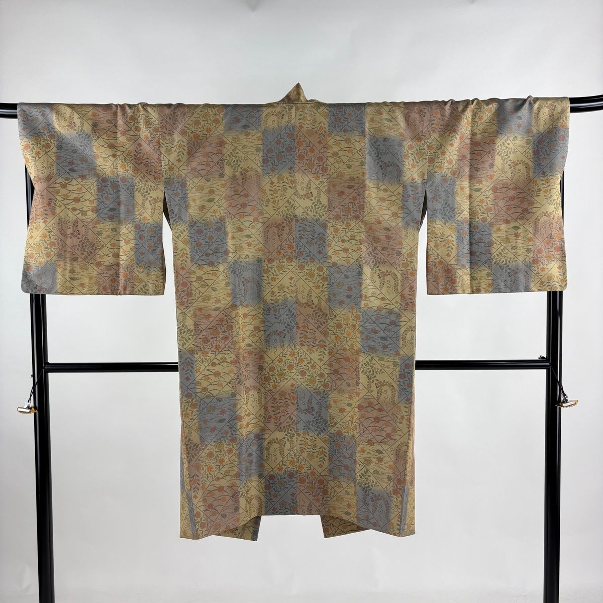 道中着 身丈106cm 裄丈69cm L 和装コート 着物衿 ますいわ屋 草花 市松 ベージュ 正絹 名品