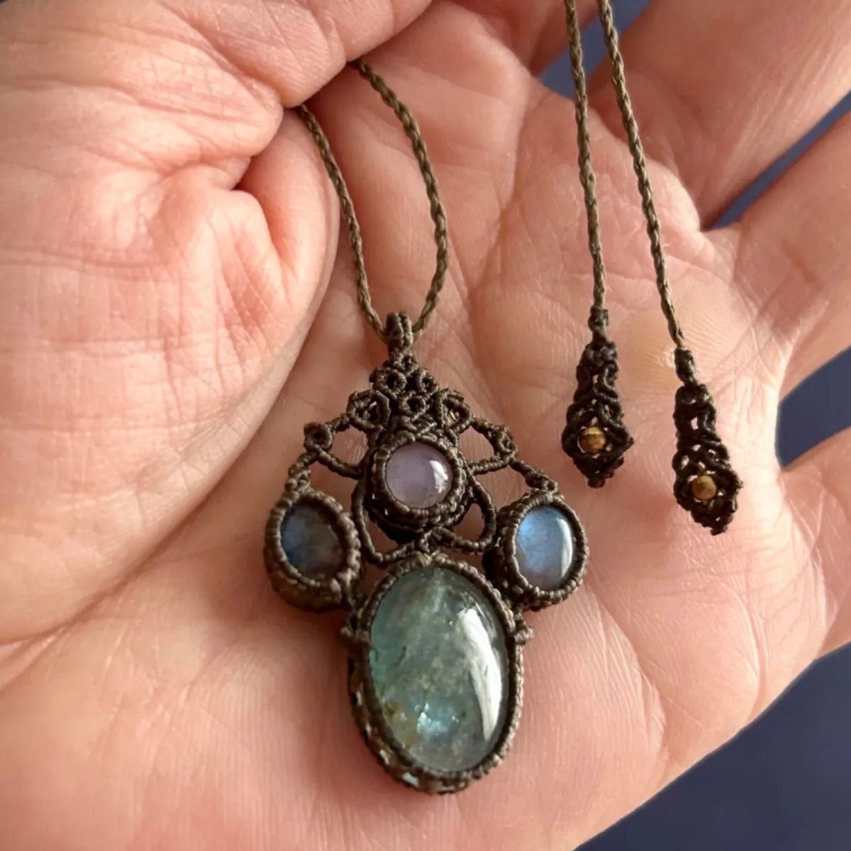 アクアマリンとラブラドライトのマクラメネックレス 節約