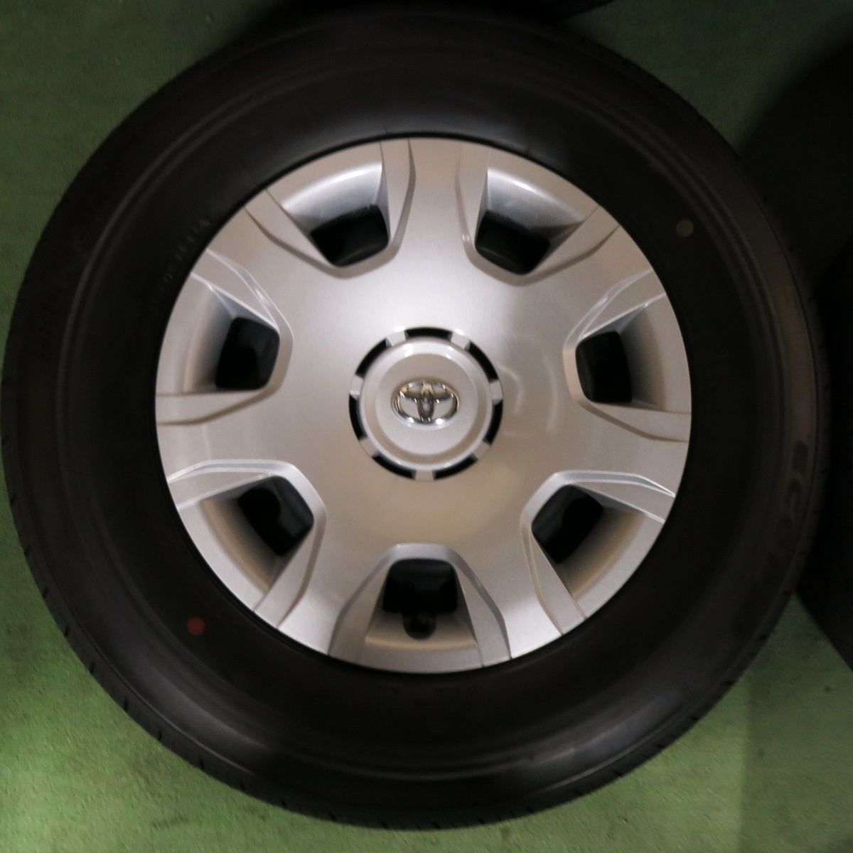 送料無料] 新車外し！24年☆トヨタ 200系 ハイエース 純正 スチール