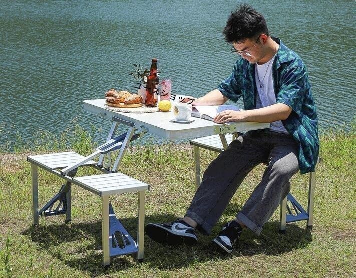 一体型で一つのテーブルと四つの椅子がセットになっており 持ち運びに便利
