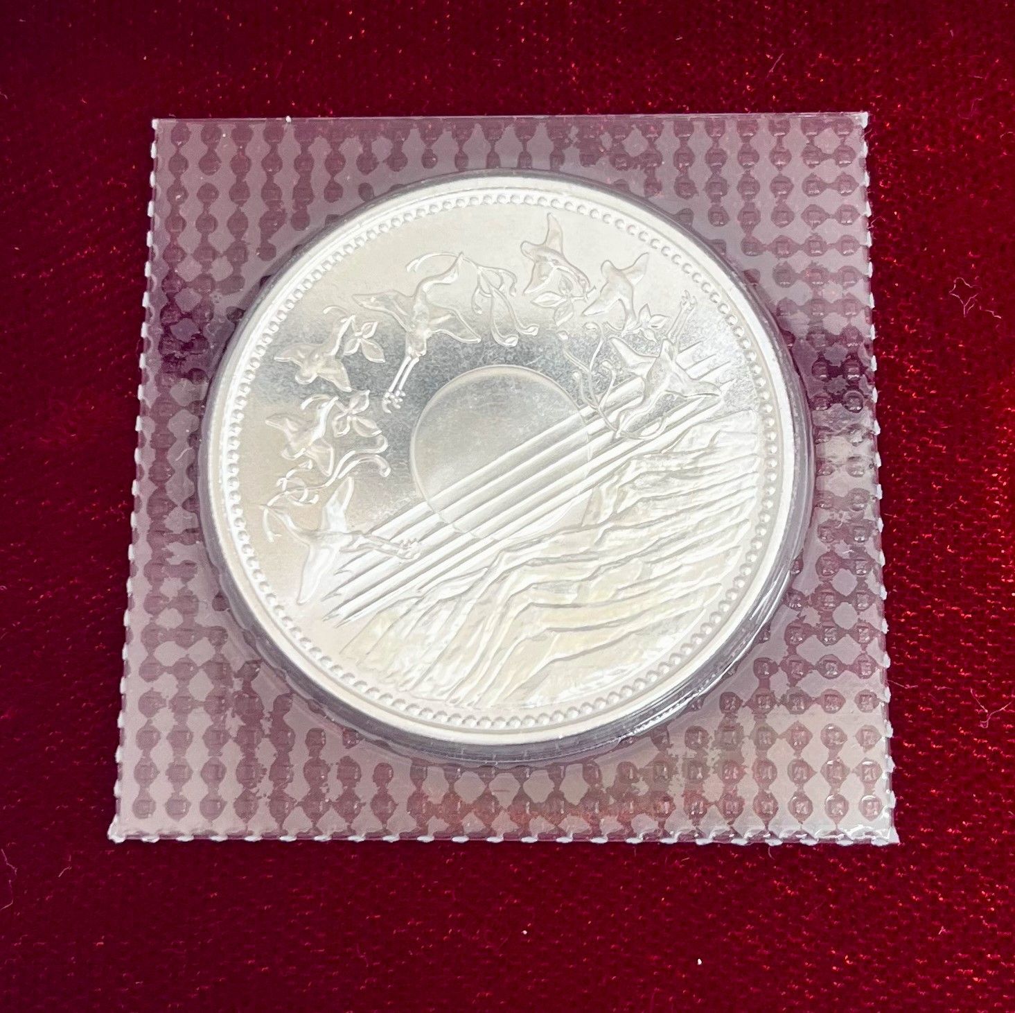 天皇御在位60年記念貨幣 セット 1万円銀貨 五百円白銅貨 10500円 金貨無 楽天市場】造幣局発行 皇室 記念貨幣 『 昭和 天皇 御在位 60年