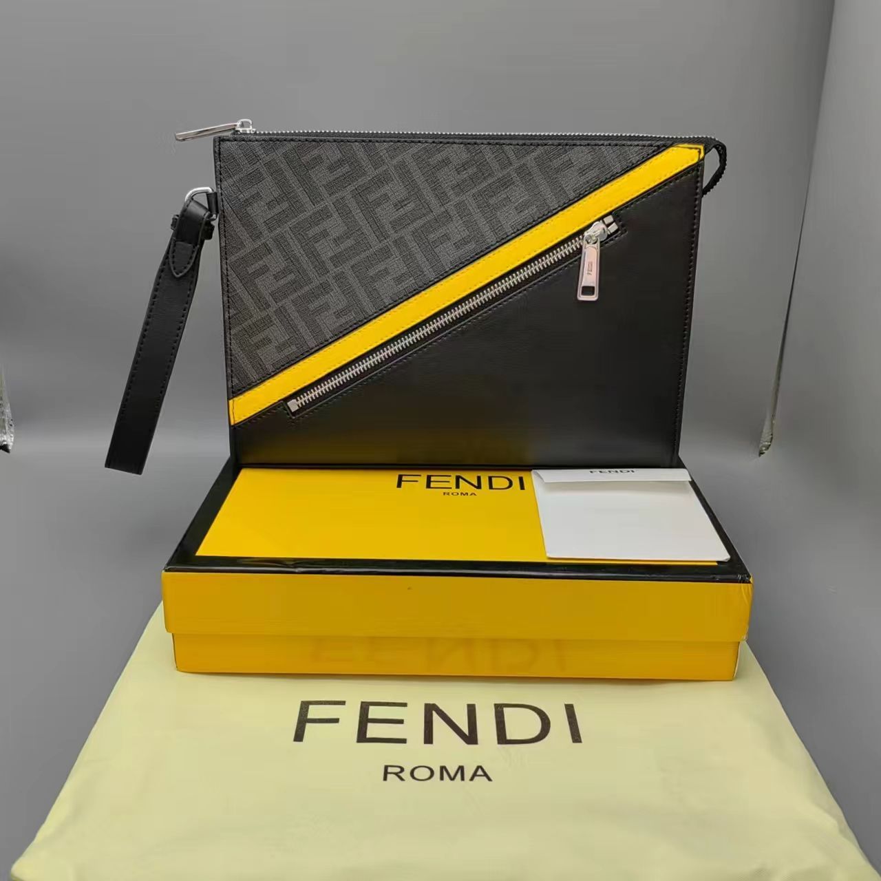 FENDI メンズ フラット スリム クラッチ グレーファブリックバッグ - メルカリ