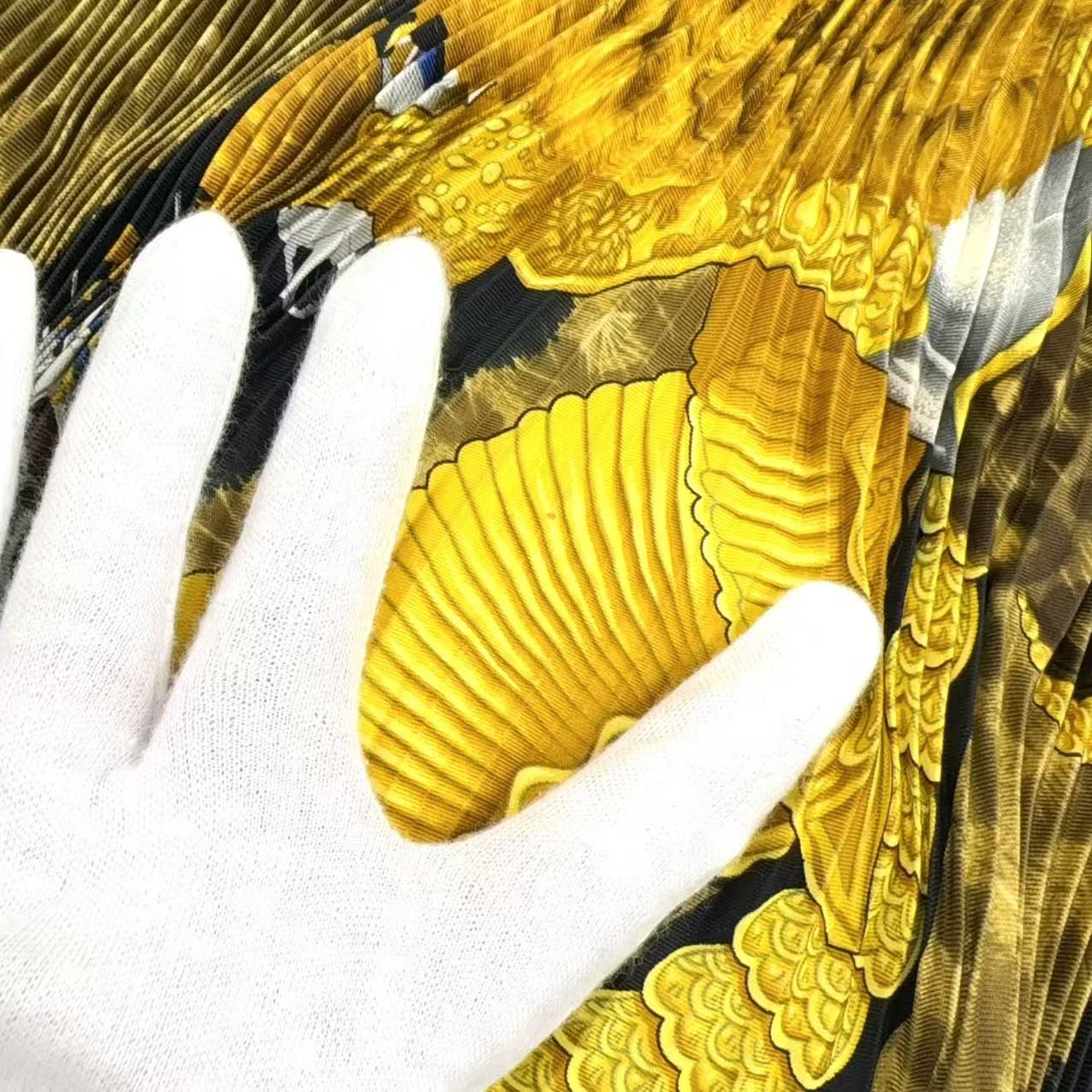 HERMES カレ90 シルク イエロー×ブラック×マルチカラー プリーツ