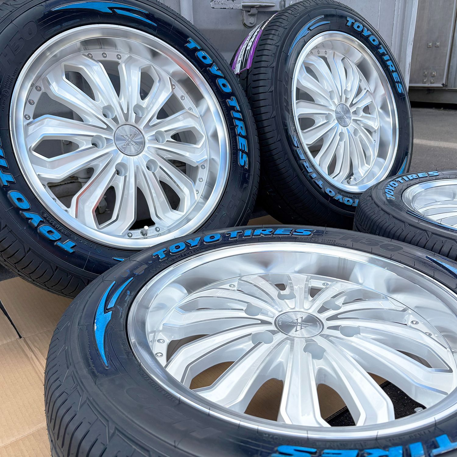 新品4本セット】200系ハイエース,レジアスエース 17インチ 国産