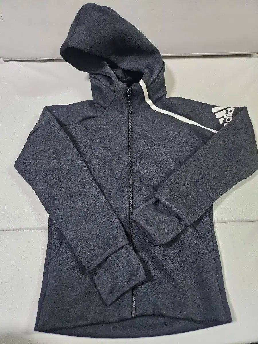 トゥイーン adidas(アディダス) フード付き ジップアップパーカー 出品
